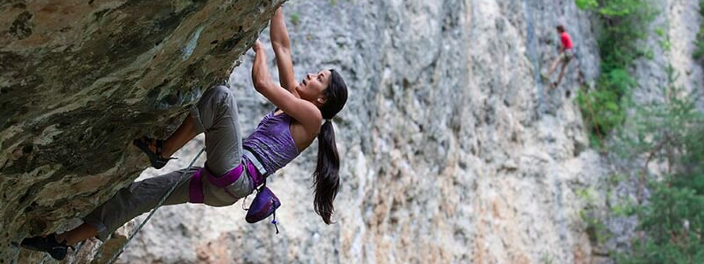 La joyera Miriam Penyas entregándose a su pasión, la escalada. Surgere Magazine